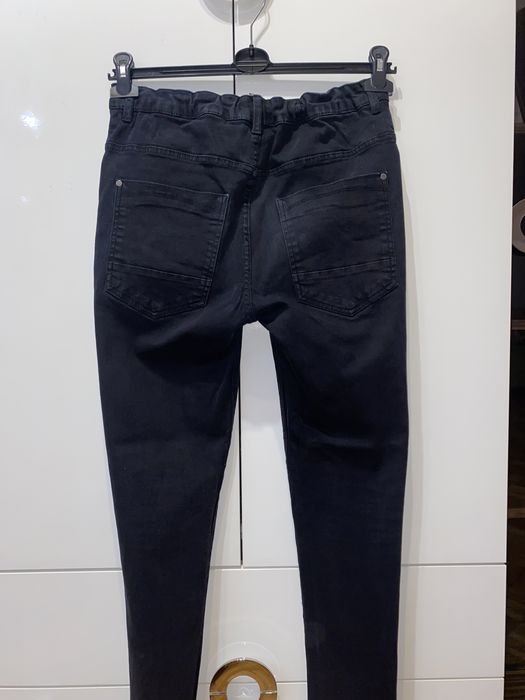Czarne jeansy Reserved