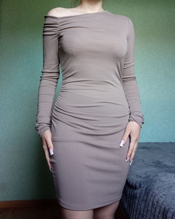 Облягаюча силуетна сукня