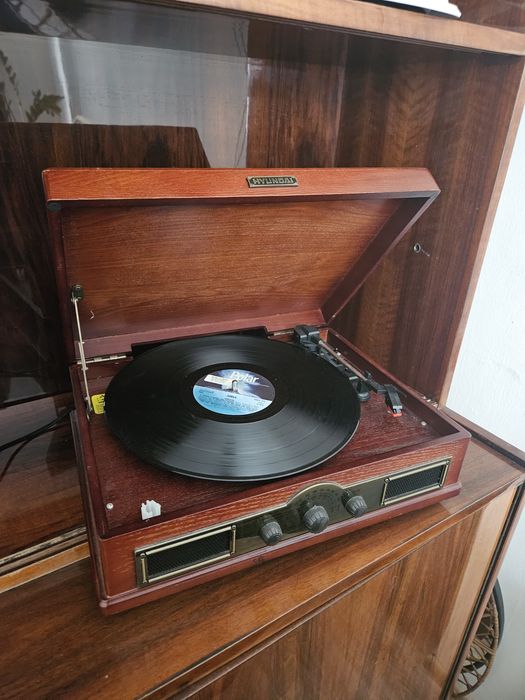 Gramofon Hyundai w stylu retro