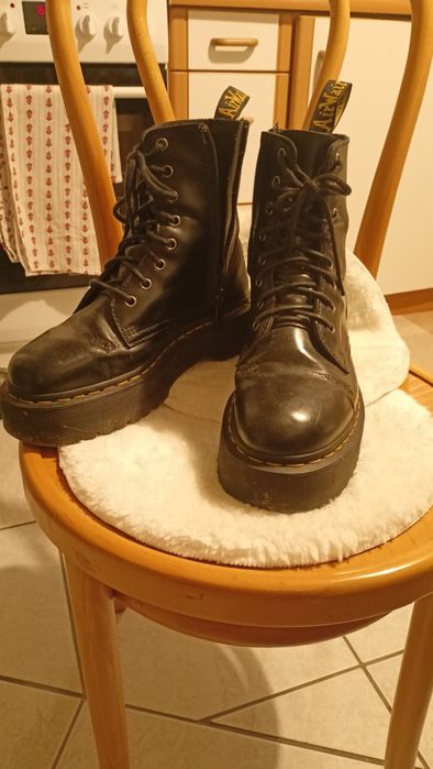 Martensy, czarne, na platformie, z przeszyciami