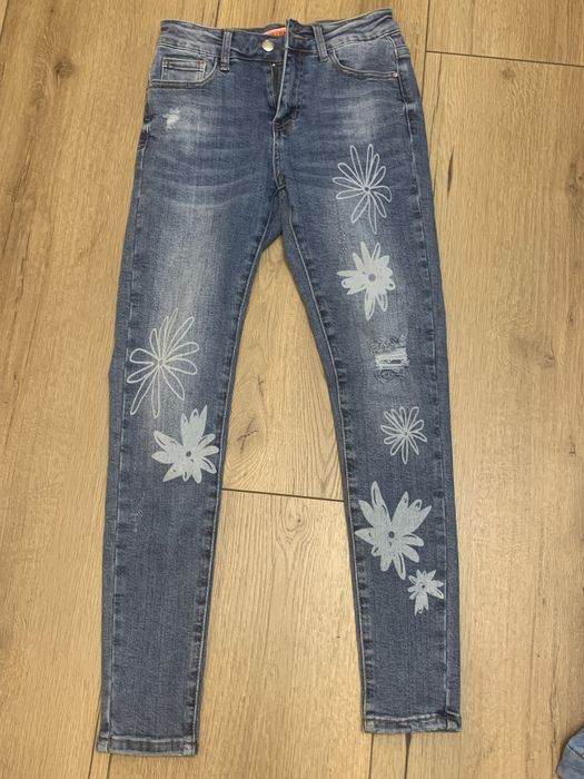 Niebieskie jeansy z dziuramu w kwiaty y2k vintage