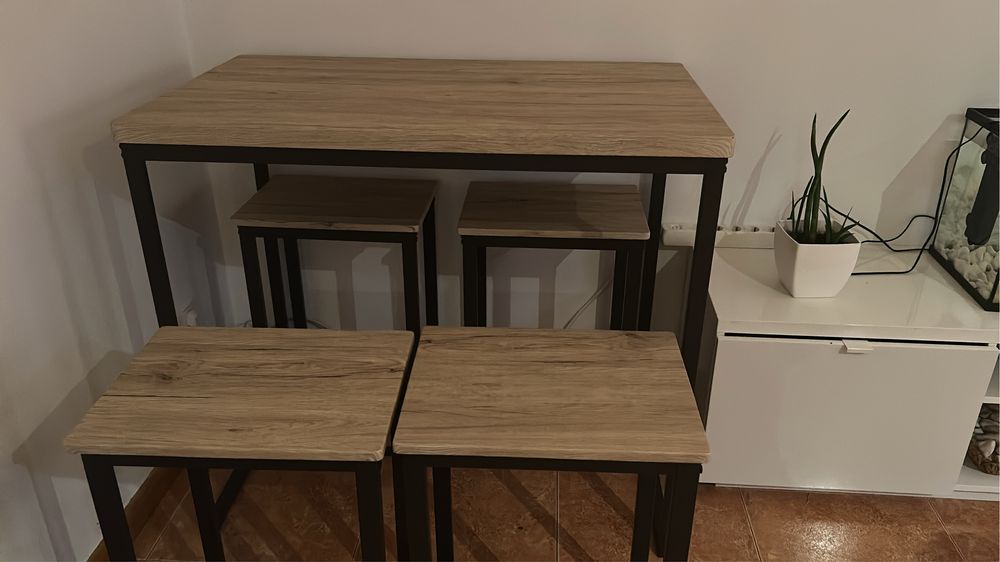 Vendo conjunto de mesa com bancos