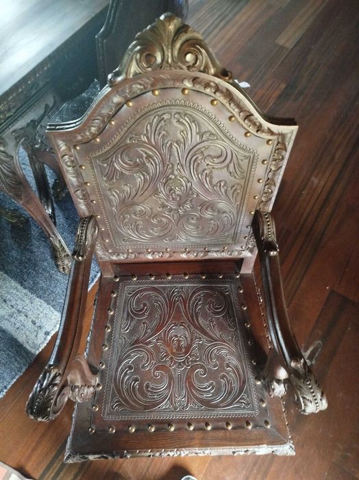 Conjunto de 2 Cadeirões Clássicos Barrocos – Madeira Entalhada e Couro Lavrado