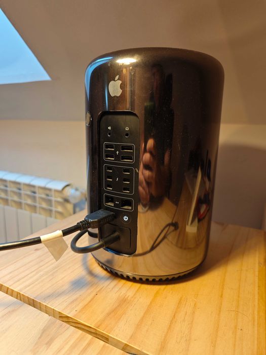 Mac Pro 2013 z procesorem Intel Xeon E5 3,5GHz, 24GB pamięci RAM i 500GB dyskiem SSD.