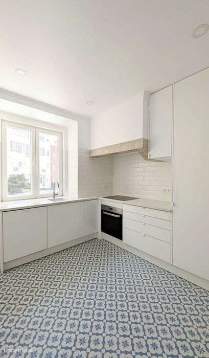 Apartamento remodelado e luminoso em Lisboa, junto a metro.