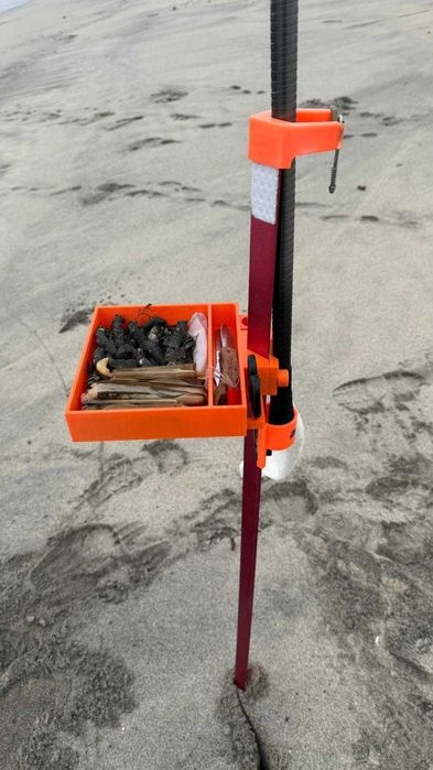 Suporte/tabuleiro com tampa para iscos e acessórios de pesca