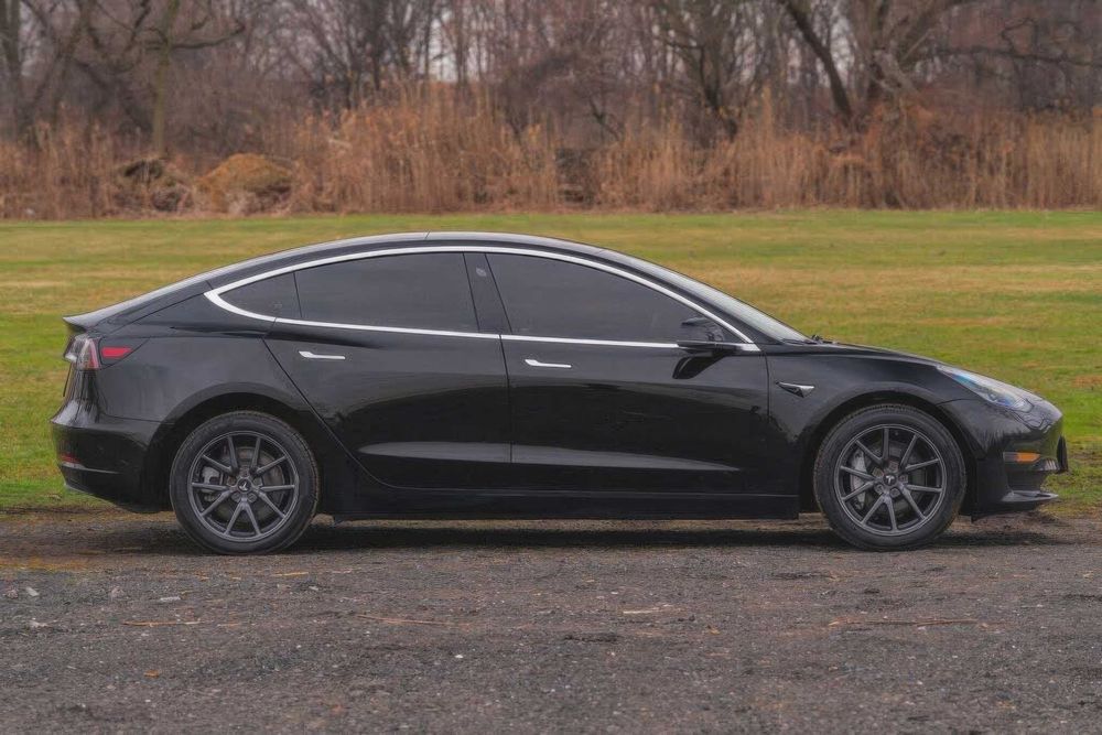 Tesla Model 3      2023