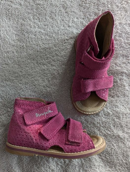 Różowe eleganckie skórzane zamszowe buty sandały ortopedyczne na rzepy w kropki Mrugała Porto 23