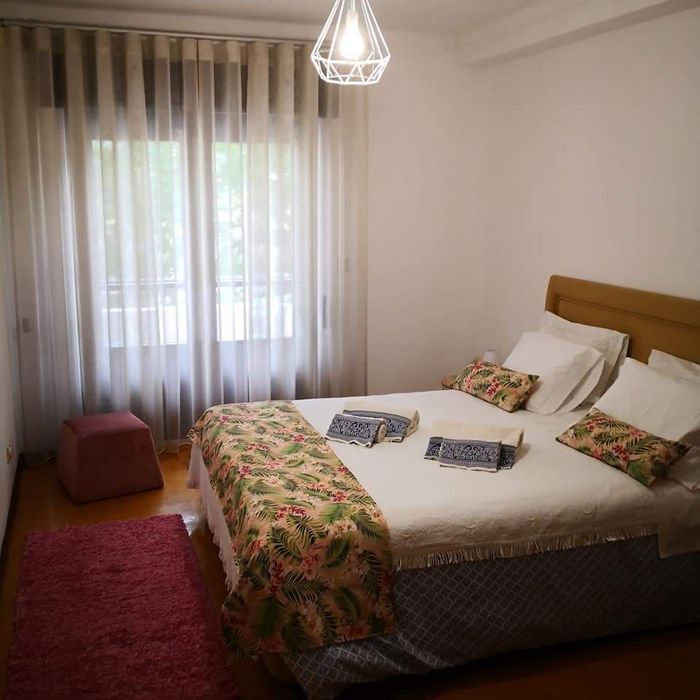 Apartamento T2 com garagem e elevador para arrendamento anual