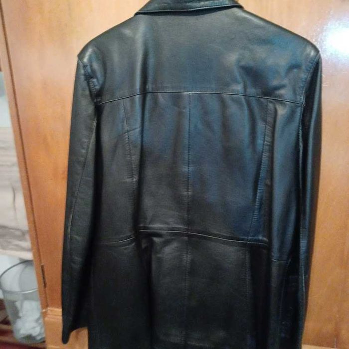 Casaco em pele cor preto