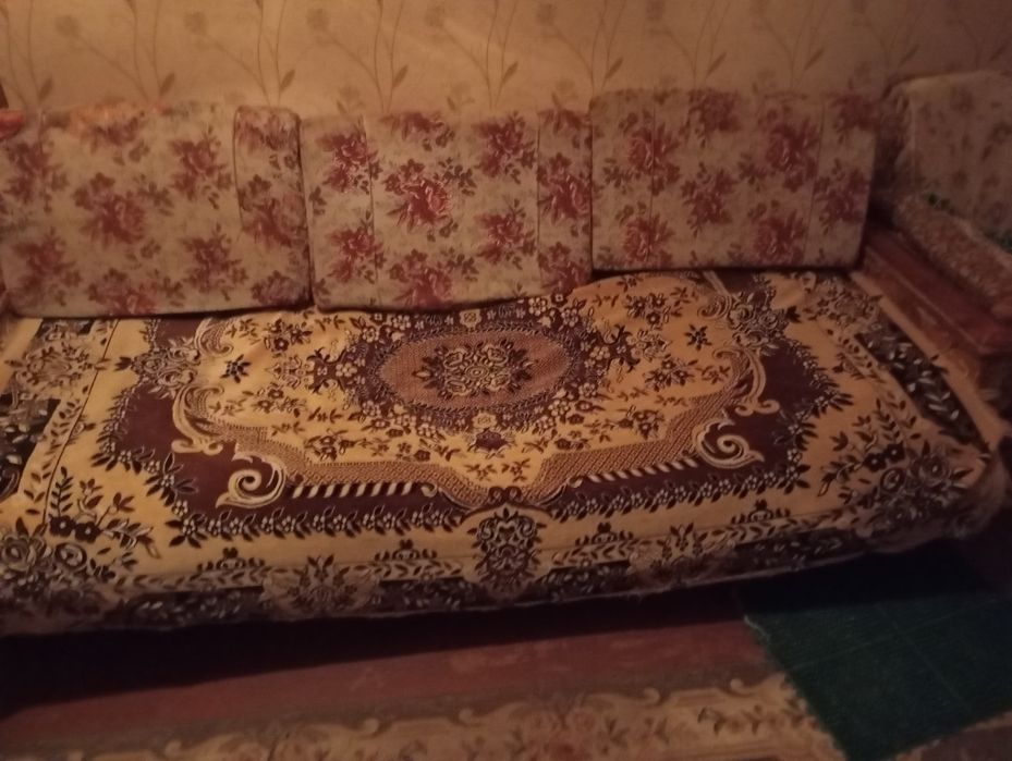 Віддам старий диван