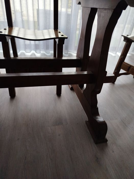 Mesa e cadeiras em castanho