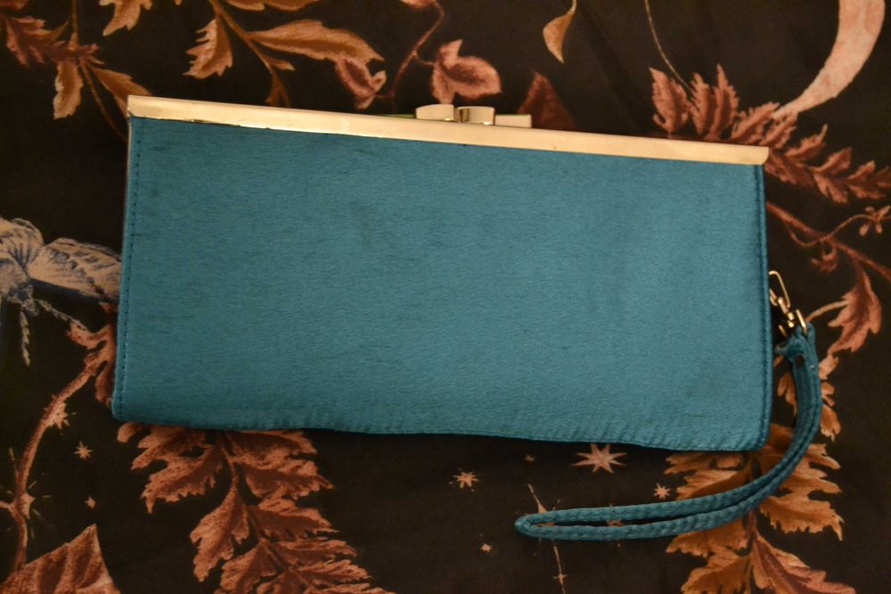 Mała satynowa elegancka torebka kopertowa turkusowa wieczorowa