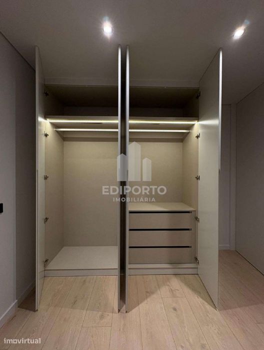 Exclusivo T1 com Varanda de 20m² e Arquitetura de Autor – S. Cosme, Go