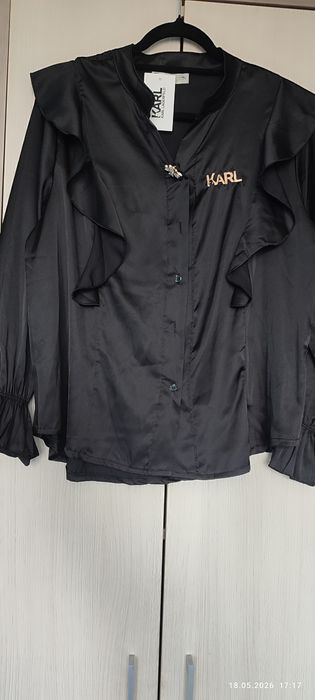 Elegancka luźna  koszula , śliski materiał . Pod pachami 60 cmna płasko