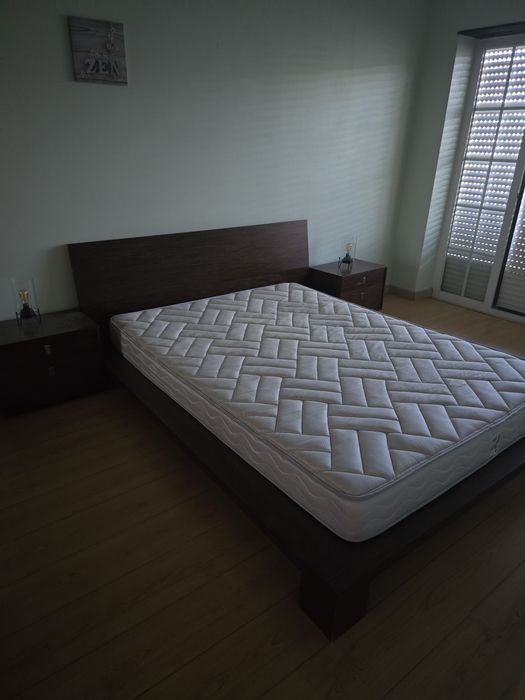 Cama, com Colchão e Mesas de Cabeceira