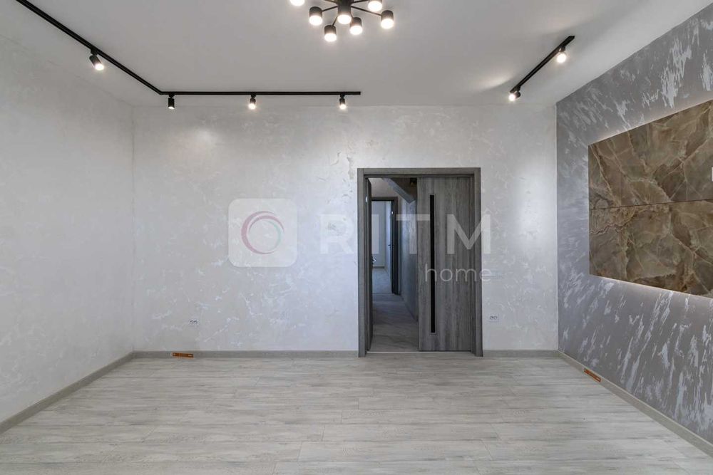 Продається простора 4к квартира з ремонтом