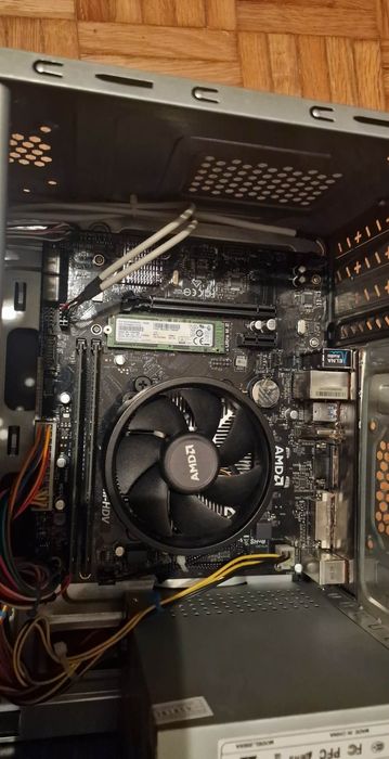 Computador Ryzen 5 2400g com 16GB DDR4 2400MHz e disco NVMe de 256GB