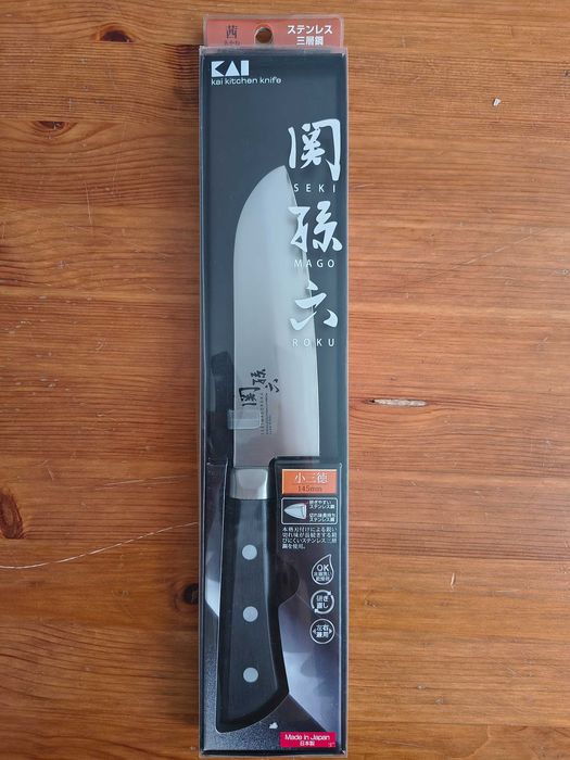 KAI Seki Magoroku Akane nóż kuchenny Santoku 145mm