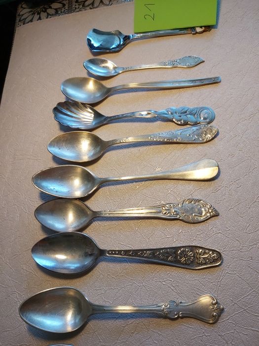 Stare łyżeczki kolekcjonerskie