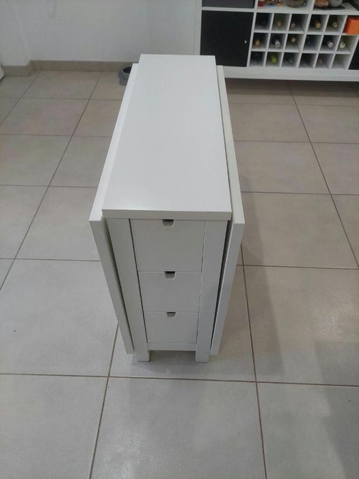 Mesa branca com abas rebatíveis