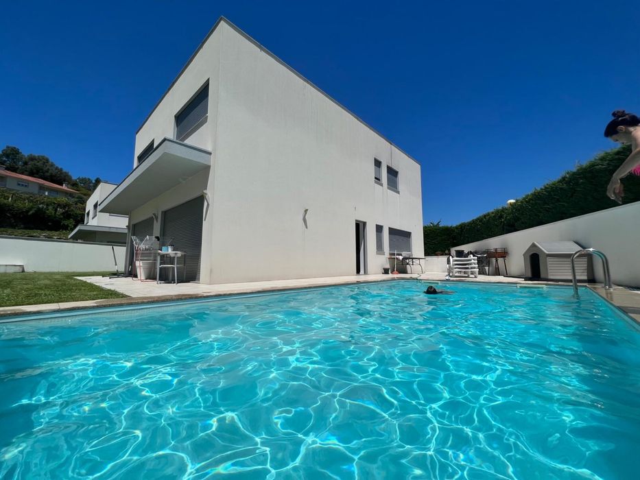 Vivenda V3 Moderna com Piscina, Jardim e Totalmente Mobilada