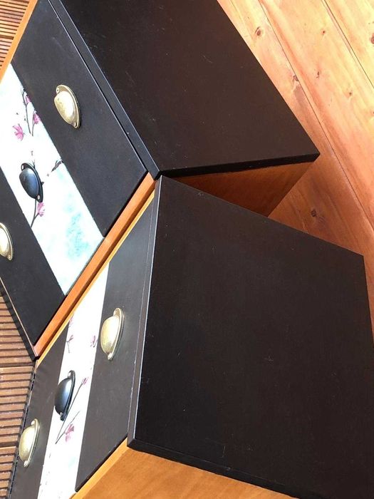 Duas mesas de cabeceira em tons de preto, madeira e papel fantasia