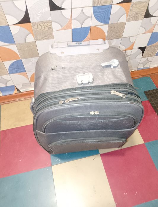 Продам чемодан с ручкой.