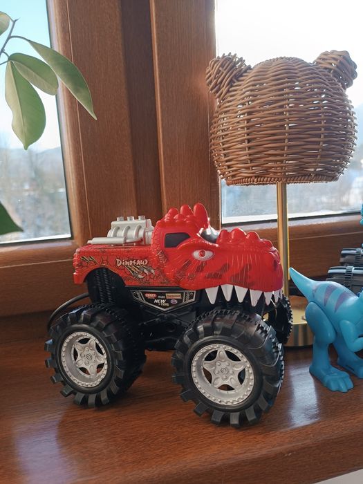 monster trucki Dino i dinozaur