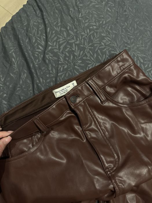 Шкіряні брюки в трендовому кольорі