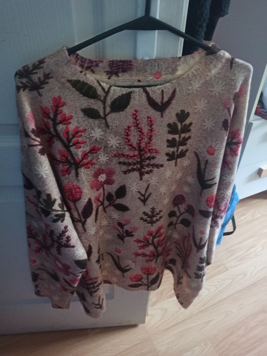 Sweterek kwiaty róż beż. XXL