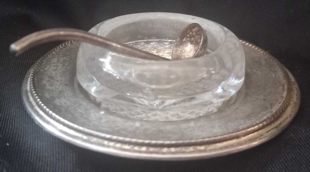 Saleiro de cristal com prato e pequena colher em casquinha, marcado.