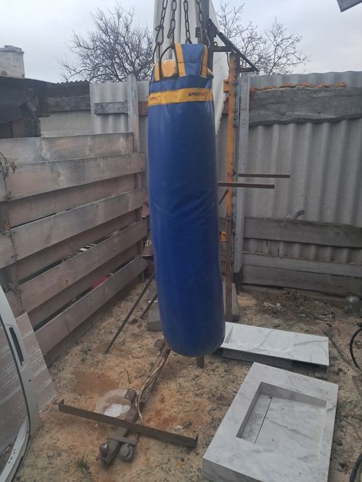 Боксерская груша с перчатками