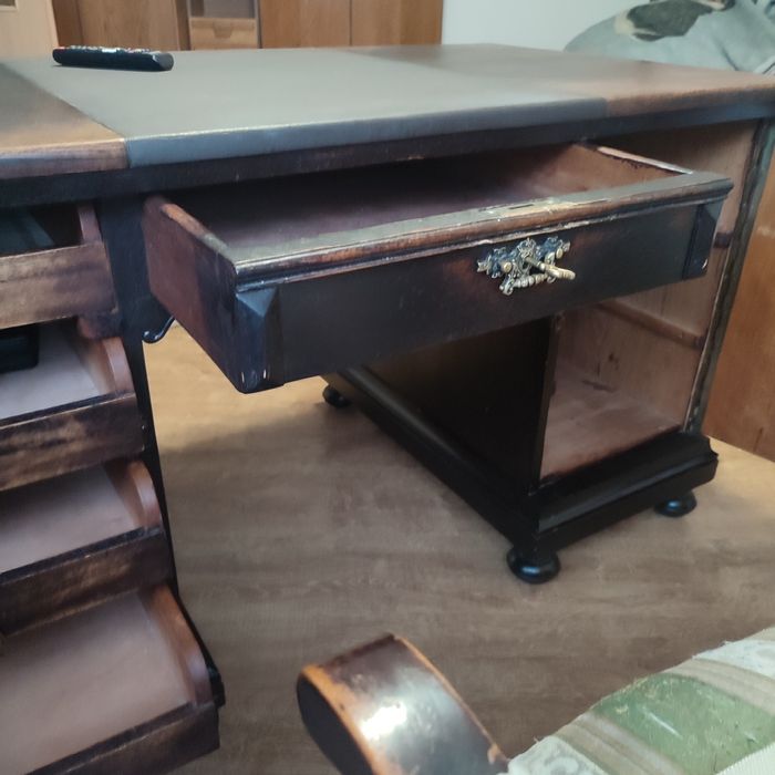 Dwustronne biurko z fotelem