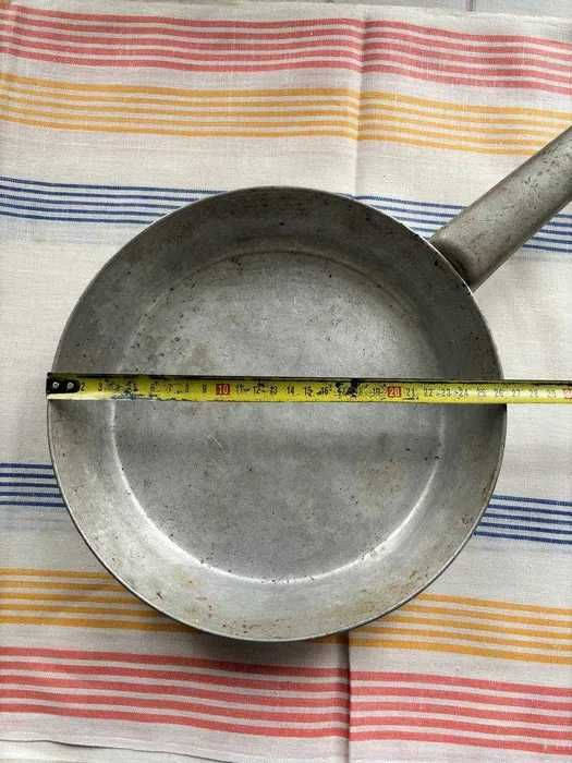 Утятница и алюминиевая сковорода