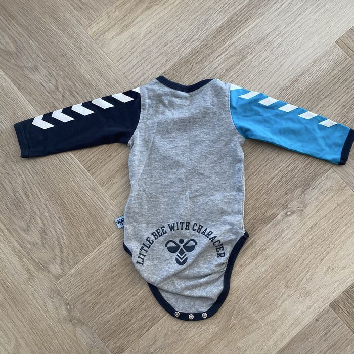 Dwa bodziaki body dla chlopca z charakterem Hummel