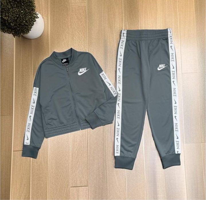 Спортивний костюм Nike на дівчинку 10-11 років