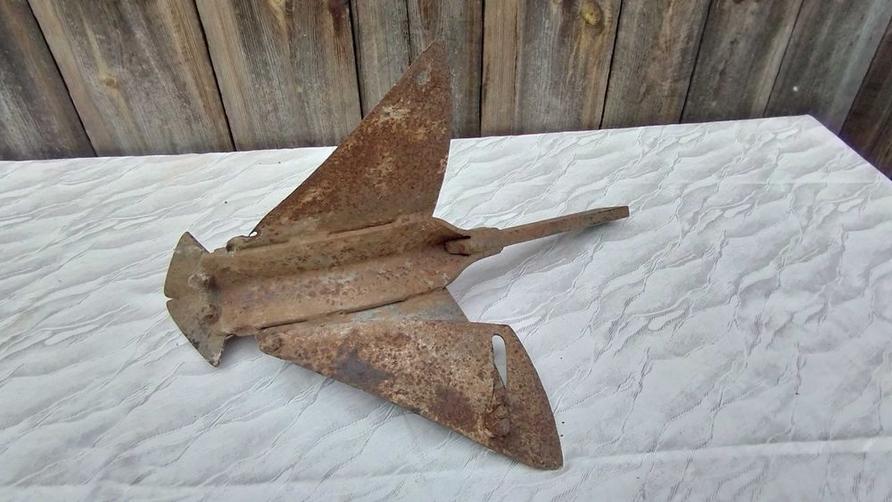 Stary metalowy pług