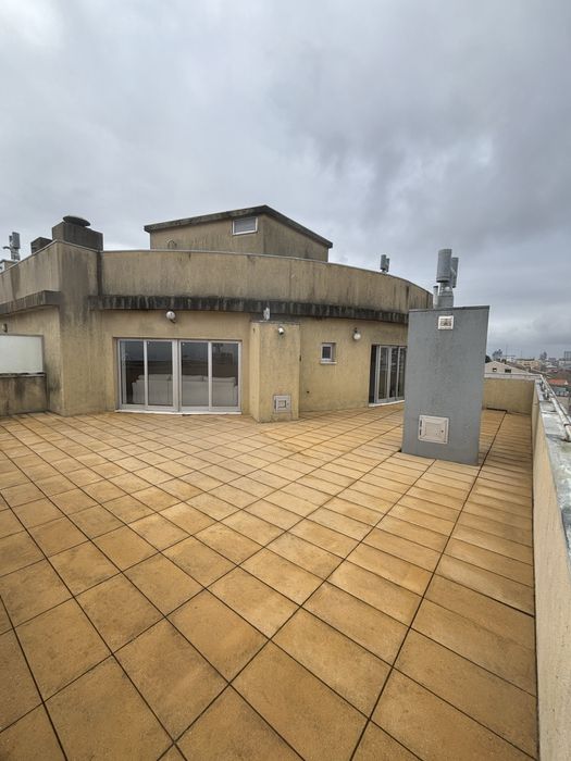 Vende-se - Apartamento T2 com terraço no Porto