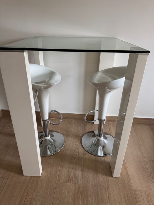 Mesa alta de vidro c/ pés brancos