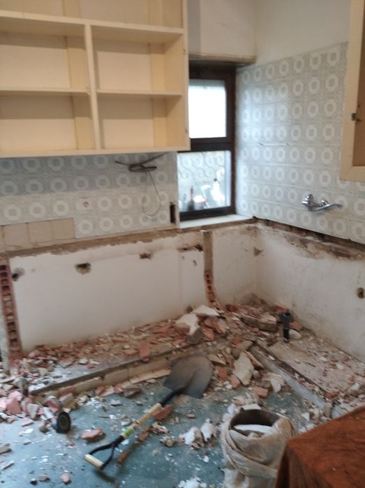 Remoção de entulhos, demolição e móveis lixo e sucata