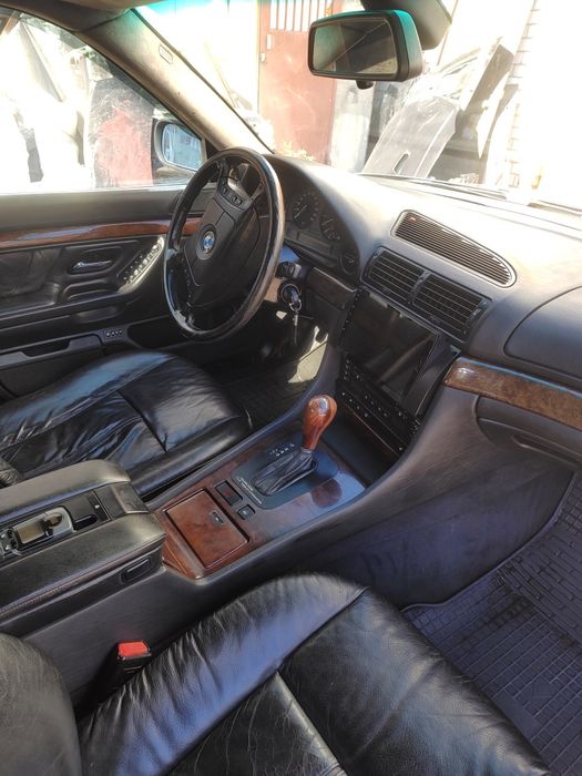 продам авто BMW 7