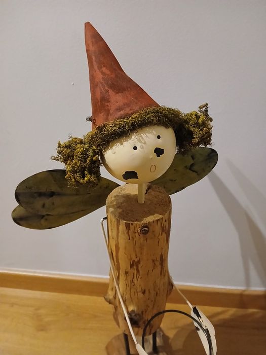 Boneca decorativa em metal e madeira