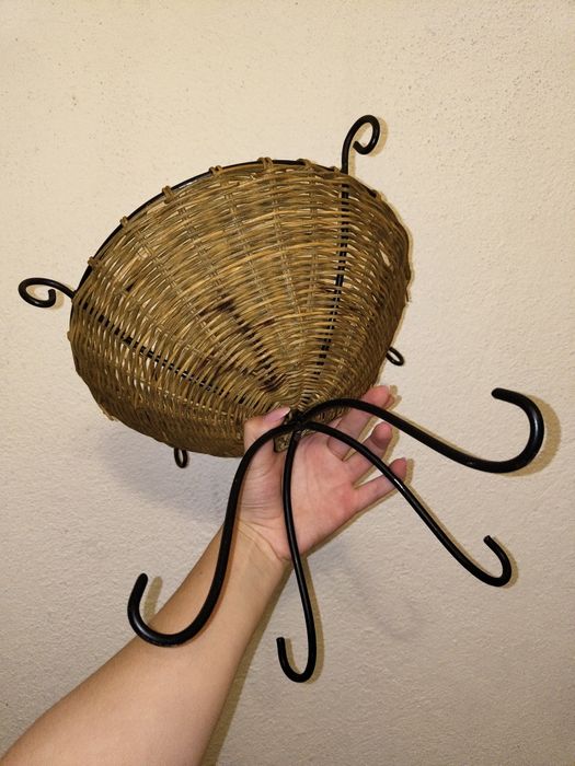 Cesta em verga com pés em ferro fundido
