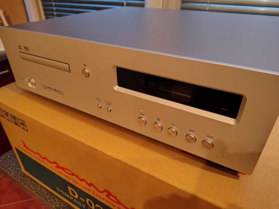 Odtwarzacz CD: Luxman D-03X