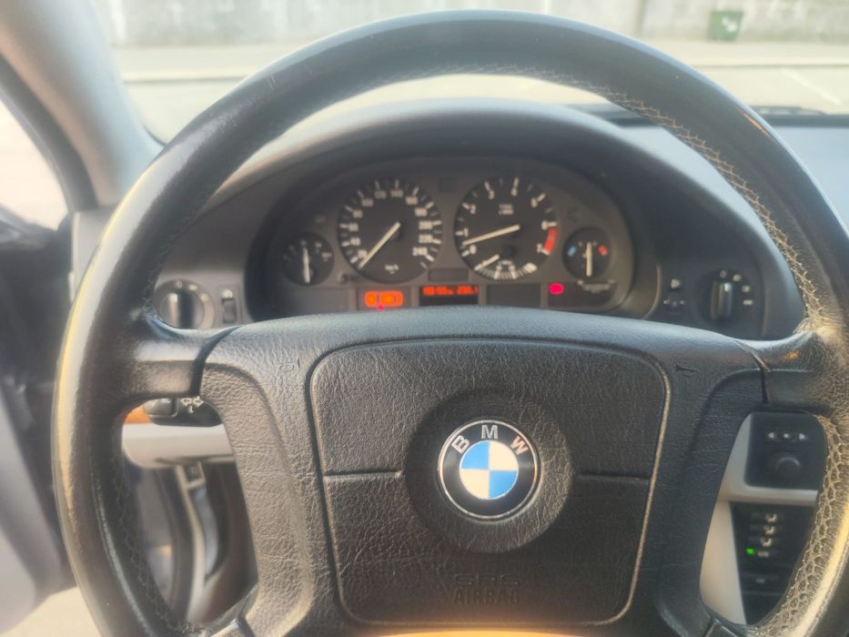 BMW 523i E39 gasolina