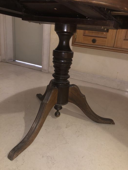 Mesa em madeira maciça