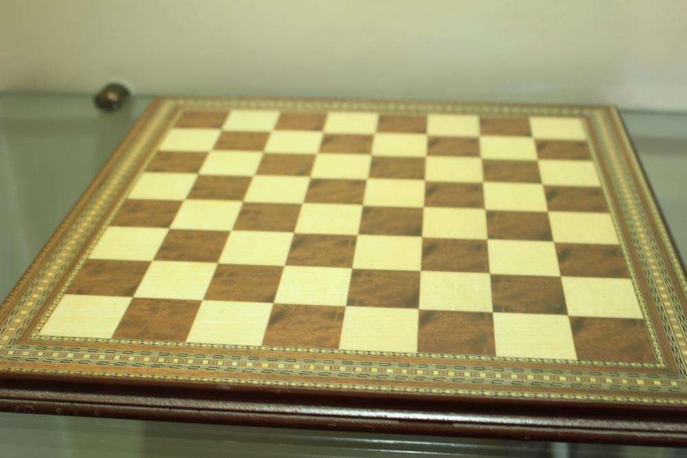 Tabuleiro de Jogo em Madeira bicolor e marqueterie