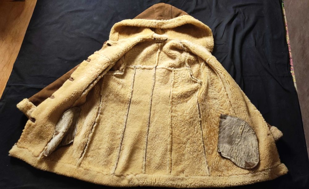 Kożuch naturalny z owczej skóry karmelowy brąz M–XL kaptur elegancki