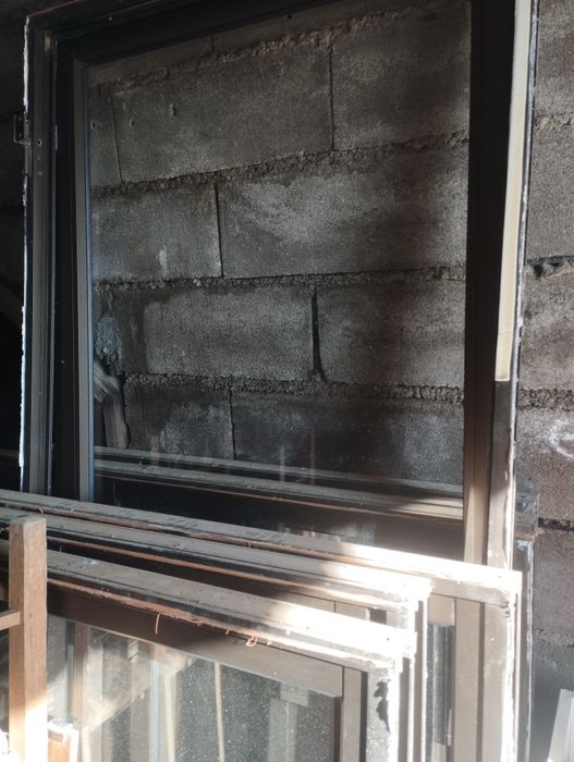 Janelas alumínio castanho